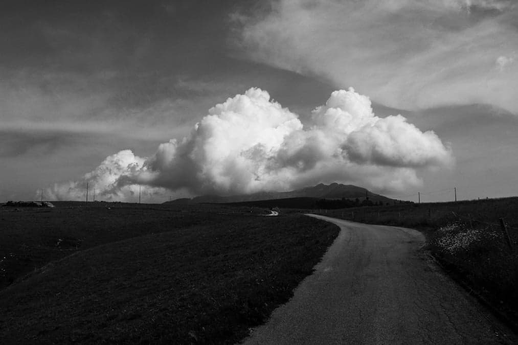 חדשנות פורצת דרך: ענן ובינה מלאכותית אג'נטית בתעשיות עם רגולציה