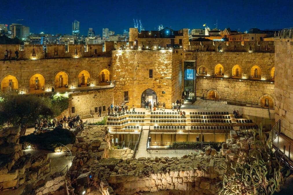 השפעת הבינה המלאכותית על משרות אדמיניסטרציה: המדריך המלא למתמודדים בירושלים